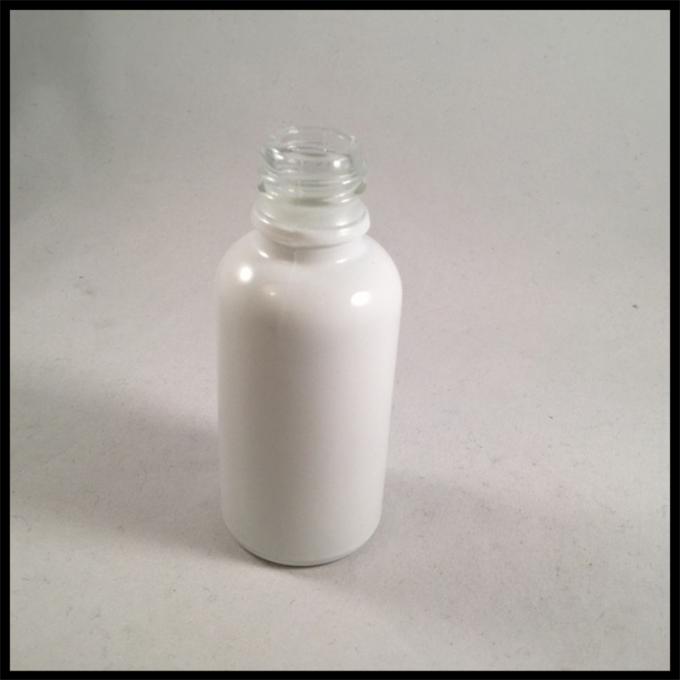 Le compte-gouttes blanc comme le lait de l'huile 30ml essentielle met la bouteille en bouteille de liquide de cigarette d'E