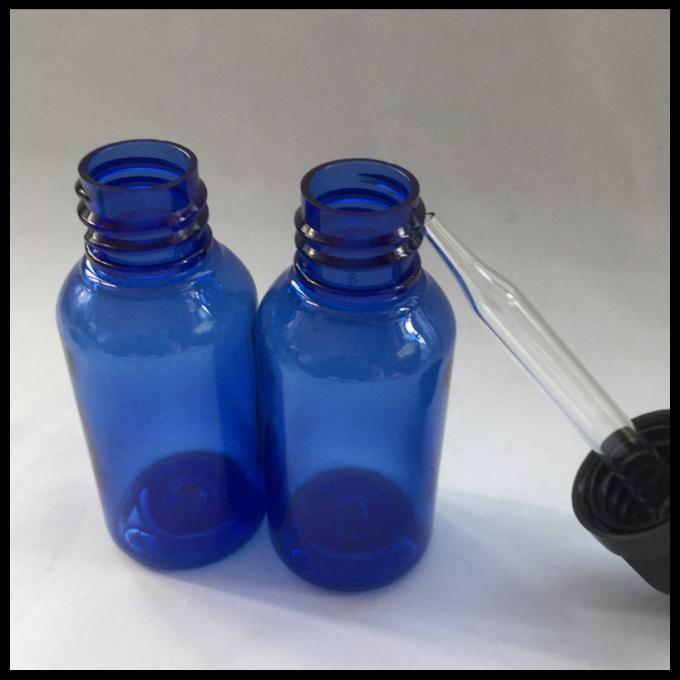 Le petit compte-gouttes d'oeil met les bouteilles en bouteille en plastique vides de compte-gouttes d'huile bleue et essentielle