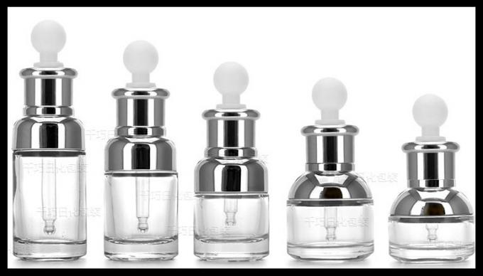 Le cosmétique en verre transparent met les fioles en bouteille blanches d'huile essentielle de compte-gouttes de Bulp de collier argenté d'épaule